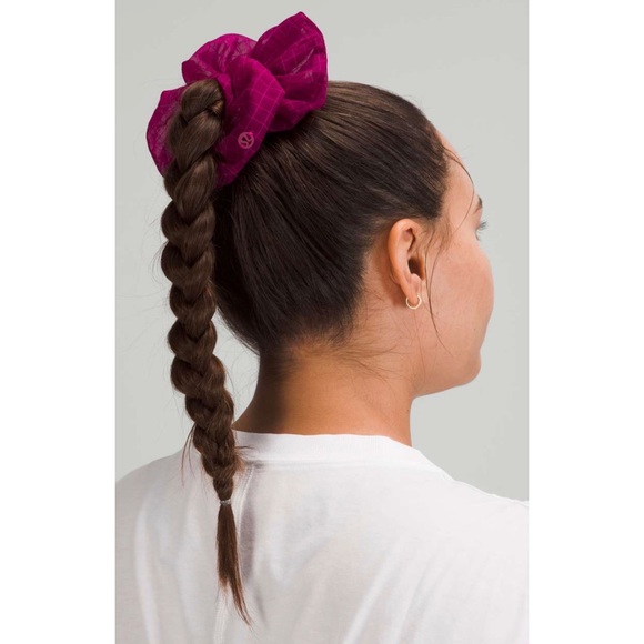 Lululemon uplifting Scrunchie oversized Hair Tie Ripened Raspberry Pink - Picture 1 of 2